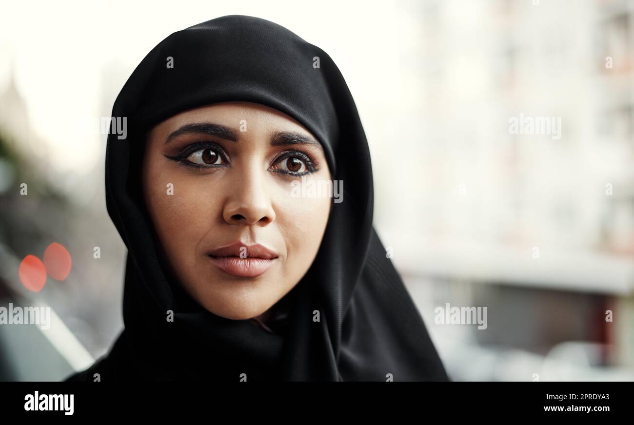 Elegante mujer musulmana en ropa tradicional Islámico. Retrato de hermosa  chica del medio oriente en el hijab. Fotografía de Stock de ropa islámica,  moda Fotografía de stock - Alamy
