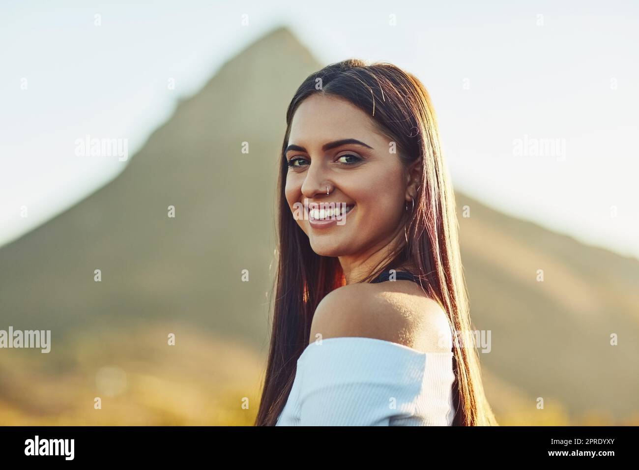 Viaja hasta aquí te encuentras con una hermosa mujer joven en la naturaleza. Foto de stock