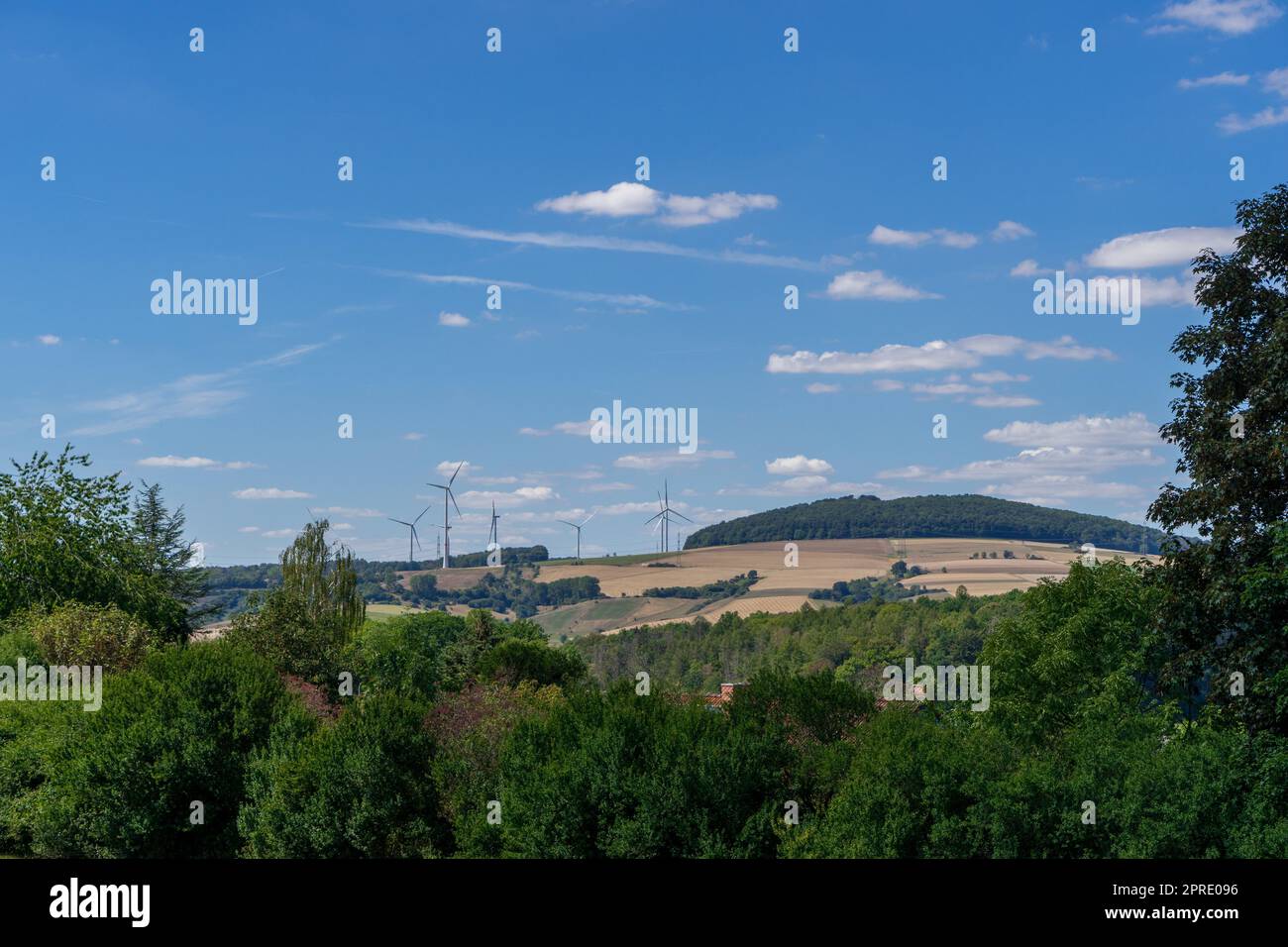 Paisaje con planta de energía eólica cerca de la Trendelburg pueblo Foto de stock