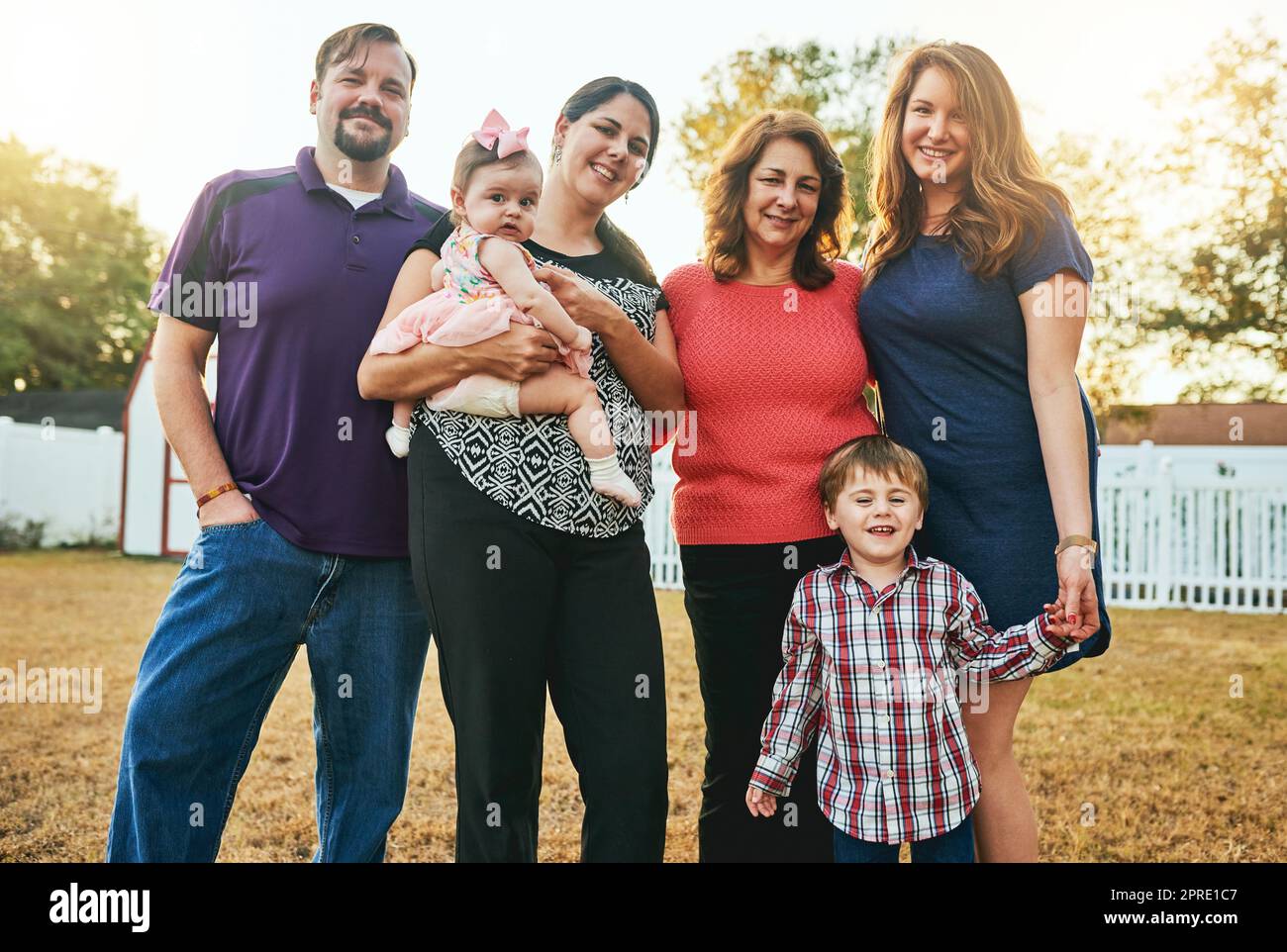 Nuestra familia, una unidad de fuerza unida por el amor. Retrato de una familia feliz en el patio trasero en casa. Foto de stock