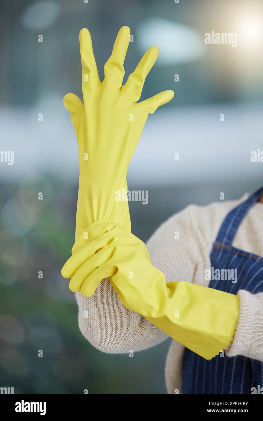 Mujer, manos o guantes de limpieza para el limpiador del hogar, servicio de  limpieza o trabajador. Zoom en la seguridad sanitaria, la seguridad o la  protección de goma para mí Fotografía de