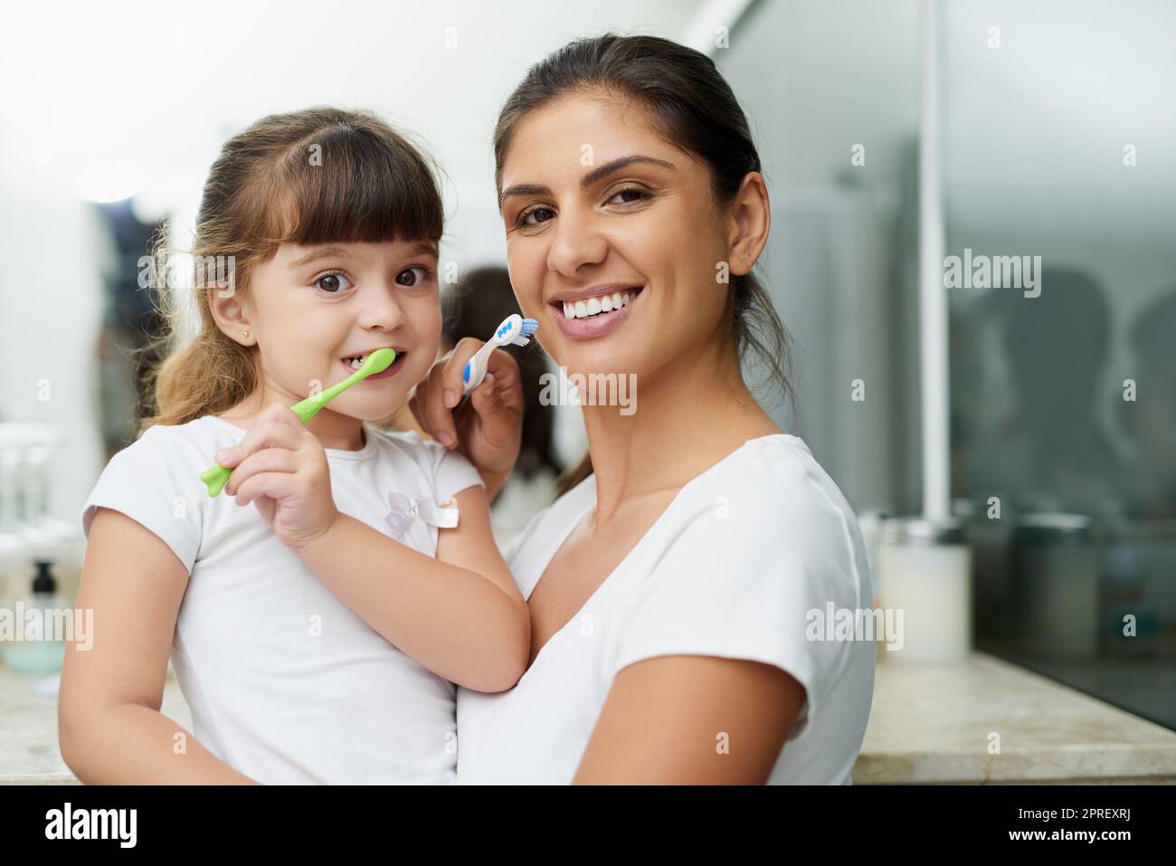 Mira, al igual que como mamá me mostró. Retrato de una madre e hija  cepillando sus dientes juntos en el baño en casa Fotografía de stock - Alamy