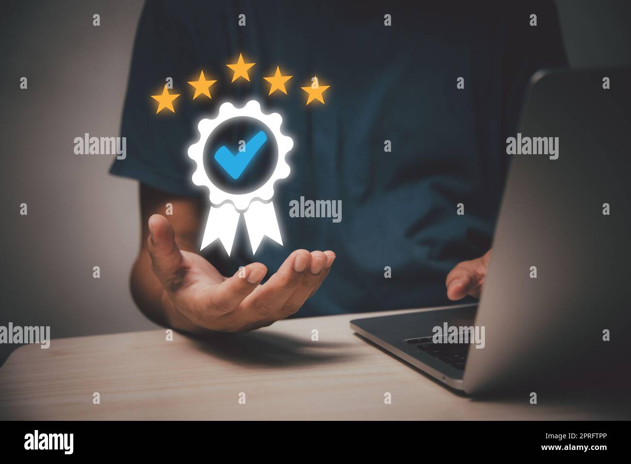 La mano muestra el signo de garantía de calidad de servicio 5 estrellas, garantía, estándares, certificación ISO y concepto de estandarización. Foto de stock