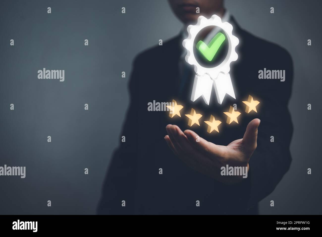 La mano muestra el signo de garantía de calidad de servicio 5 estrellas, garantía, estándares, certificación ISO y concepto de estandarización. Foto de stock