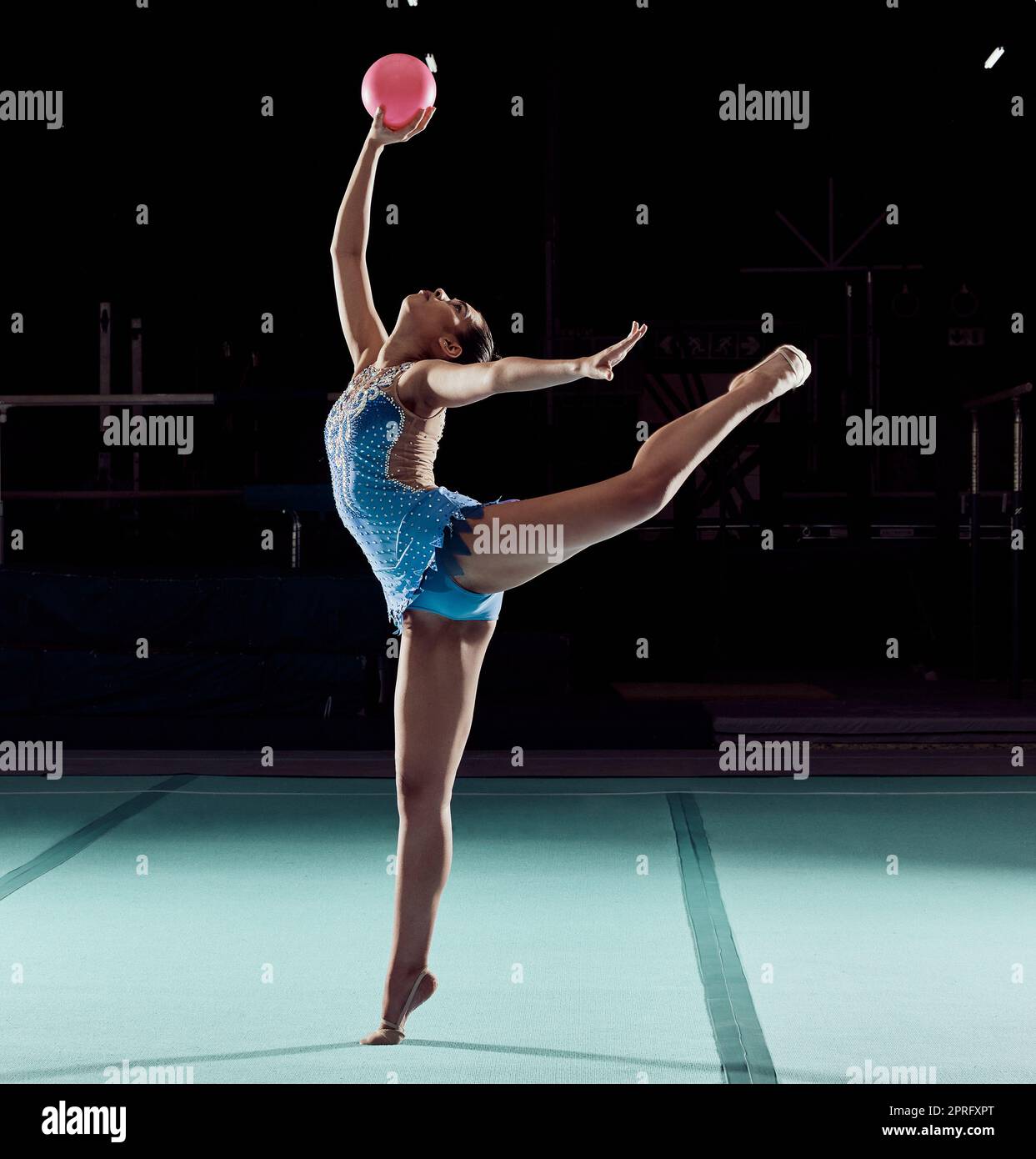 El gimnasta niñas con aros posando en el gimnasio Fotografía de stock -  Alamy