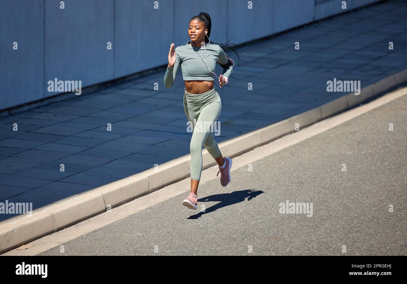 Foto de Mujer corredora atleta corriendo trotando ejercitando. do Stock