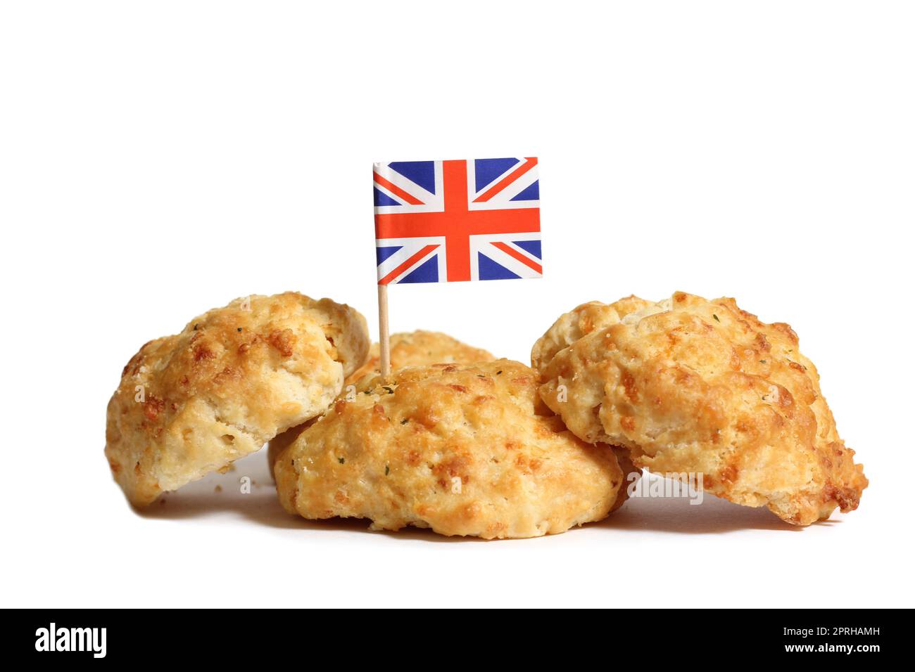 Escones de ajo y cheddar con bandera británica aislados sobre blanco Foto de stock