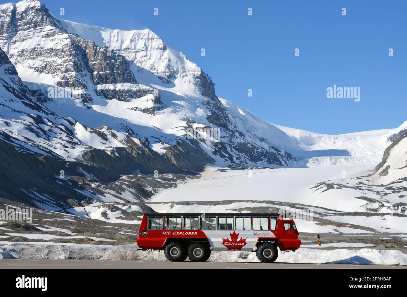 PARQUE NACIONAL DE JASPE, CANADÁ-MAYO 13: Los tours de Snowcoatch al Glaciar Athabasca, Centro de Campo de Hielo, permiten a los turistas disfrutar de la naturaleza del glaciar Foto de stock