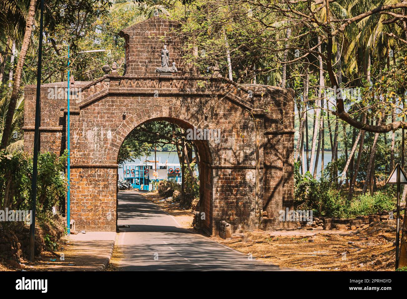 Old Goa, India. Antiguo Arco del Virrey en la Vieja Goa fue construido en la memoria de Vasco Da Gama en 1597. Famoso punto de referencia de la puerta y patrimonio histórico Foto de stock