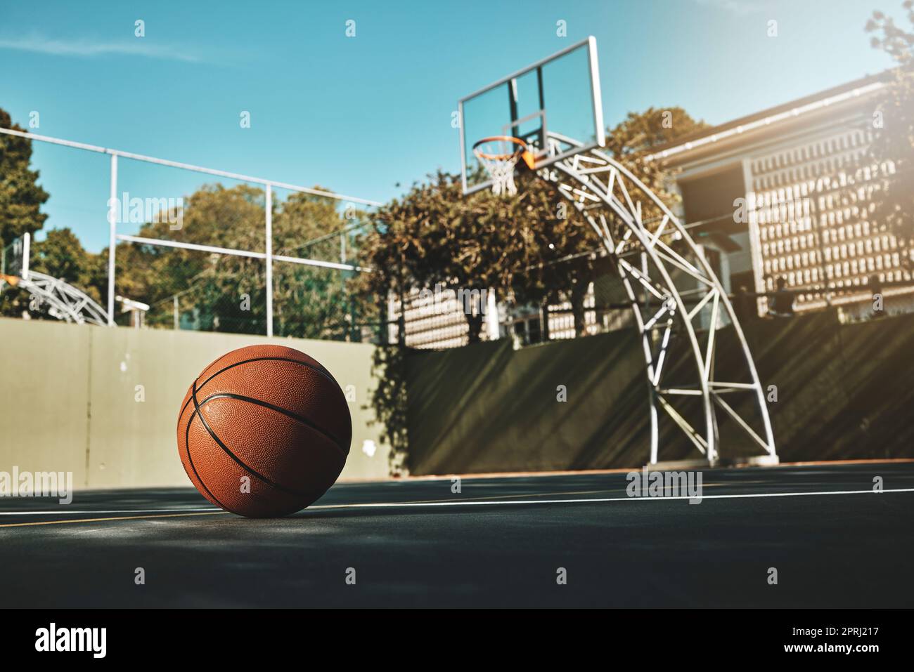 Baloncesto, al aire libre y cancha con pelota en el suelo para competición  atlética o recreación en ángulo bajo. Ejercicio, cardio y cancha de  baloncesto vacía Fotografía de stock - Alamy