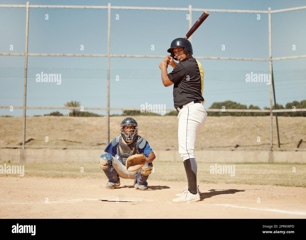 Béisbol, lanzador y hombre con un bate en el campo jugando un partido o  entrenamiento deportivo como un equipo. Fitness, deportes y hombres  deportistas practicando pitcheo y ba Fotografía de stock -