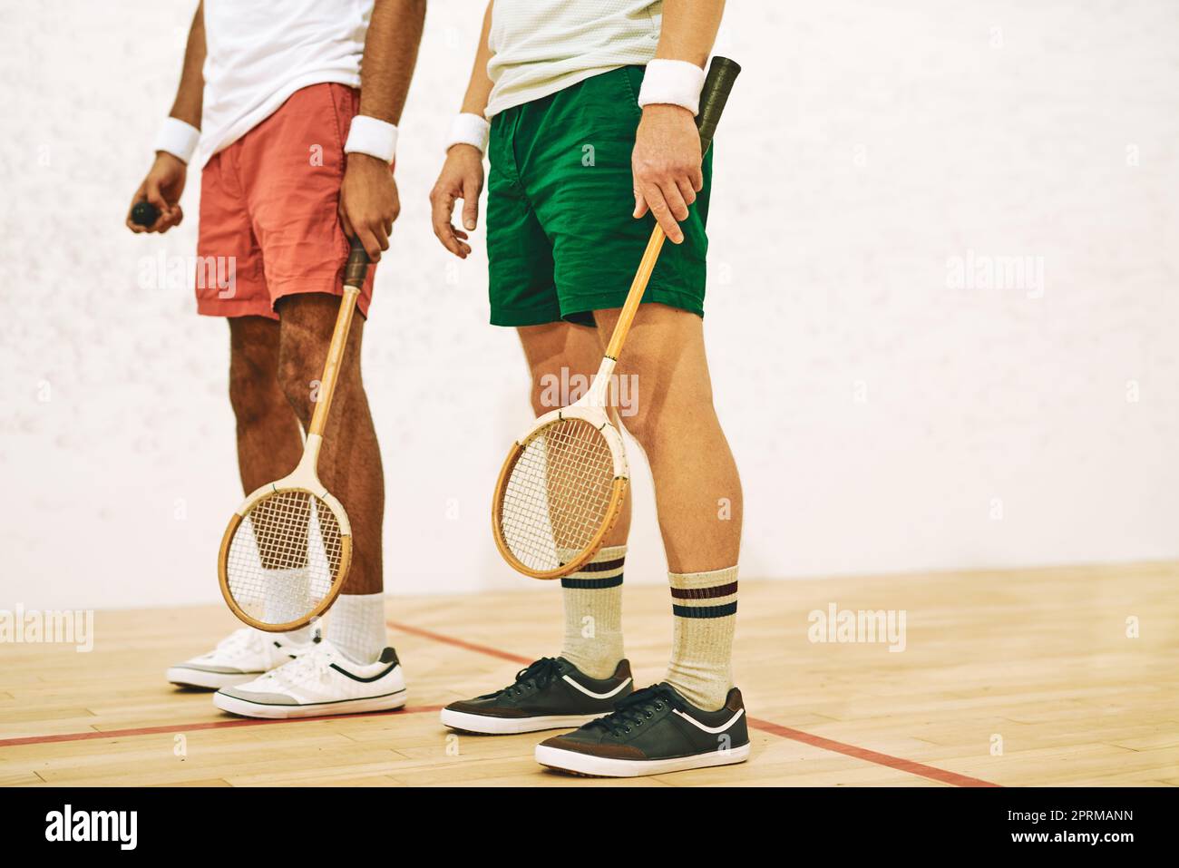 Calzado para los profesionales del squash. dos hombres sosteniendo sus  raquetas en una cancha de squash Fotografía de stock - Alamy