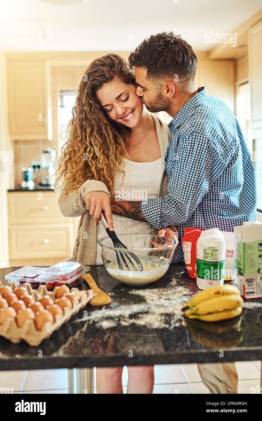 Nuestra cocina está llena de amor. una pareja amorosa horneando en su cocina  Fotografía de stock - Alamy
