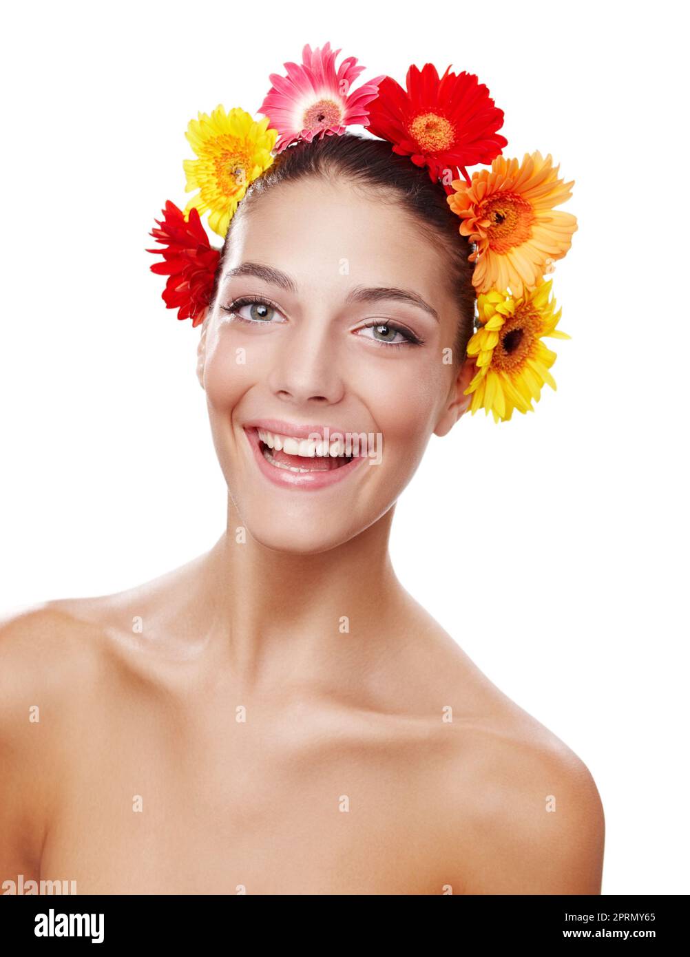 Feliz como una flor. Retrato recortado de una hermosa joven con una corona de flores. Foto de stock