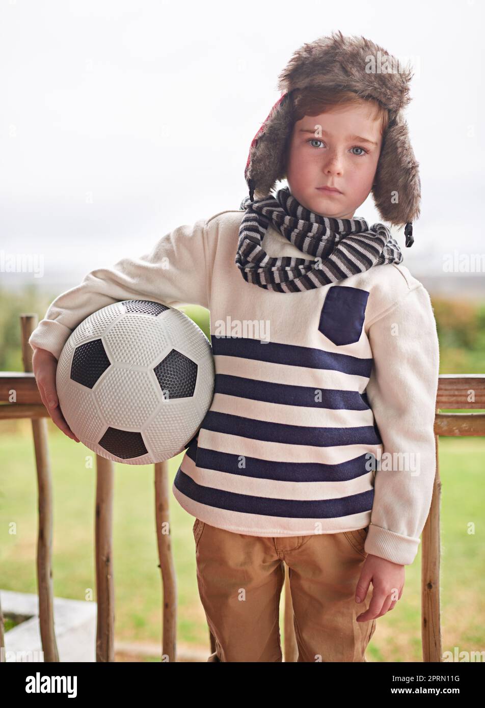 Niño Jugando Pelota De Fútbol Fotos, retratos, imágenes y fotografía de  archivo libres de derecho. Image 4563254