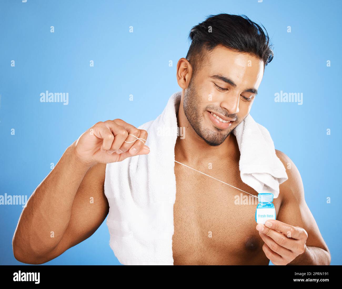 Hombre con hilo dental hot sale