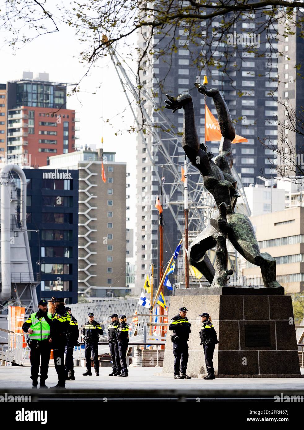 ROTTERDAM - Seguridad policial a lo largo de la ruta tomada por la familia  real a través del centro de Rotterdam. La visita marcó el décimo  aniversario del reinado de Willem-Alexander. ANP