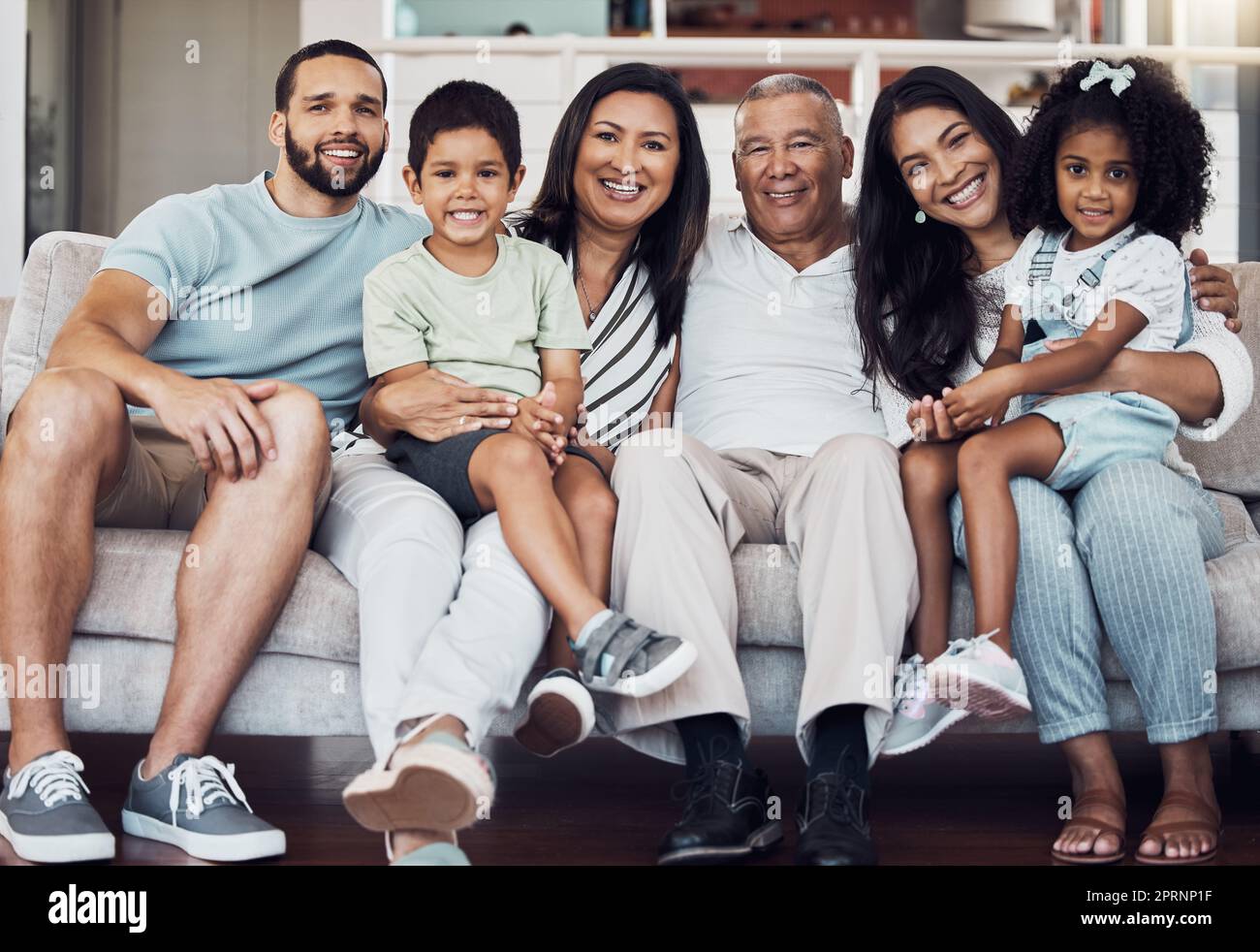 Retrato de la familia grande en el sofá, sala de estar casera juntos en