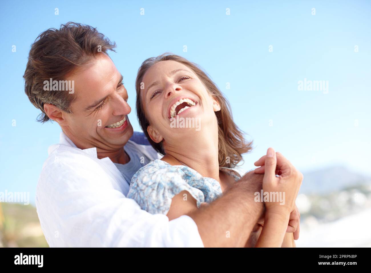 mayor Pareja haciendo planes mujer abrazando marido desde detrás mientras  él escribe en un libro hombre trabajando a hogar 27183892 Foto de stock en  Vecteezy