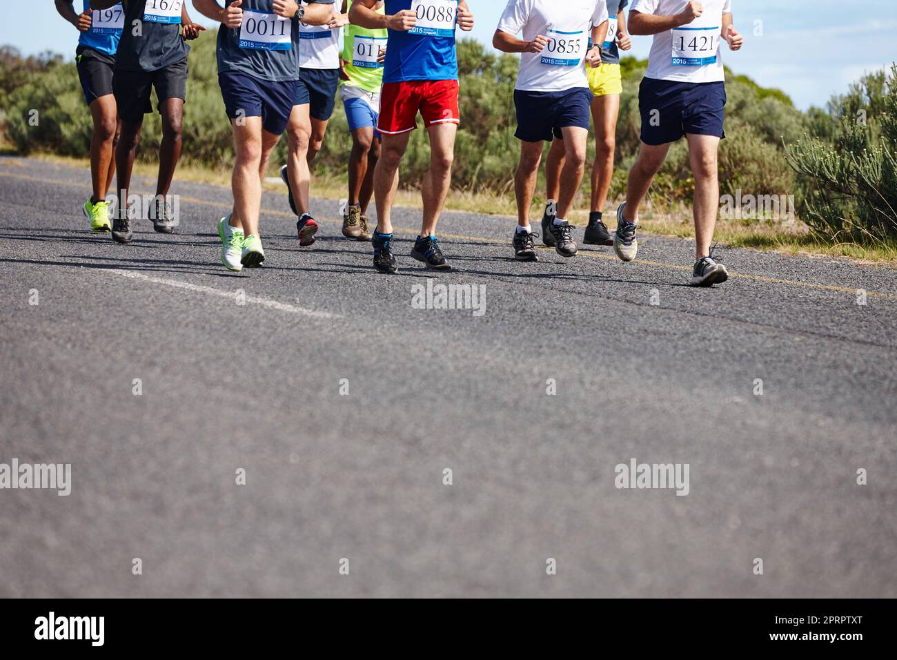Un grupo de hombres corriendo una maratón. Foto de stock