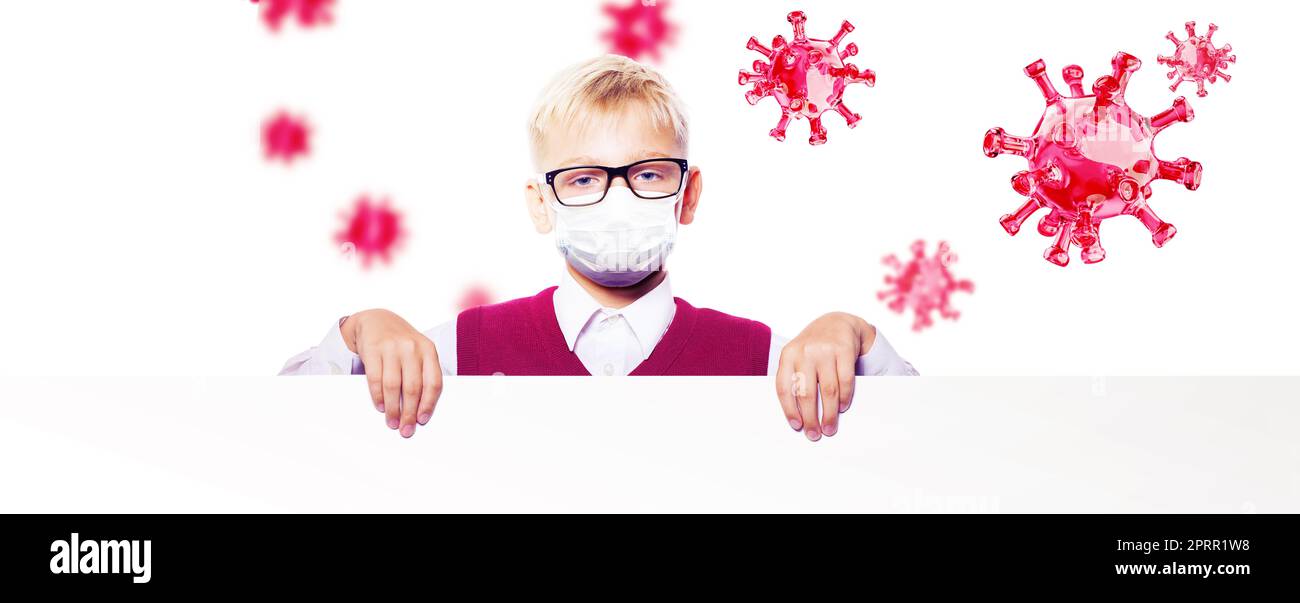 Niño con máscara protectora contra el virus de la corona en la escuela. Foto de stock