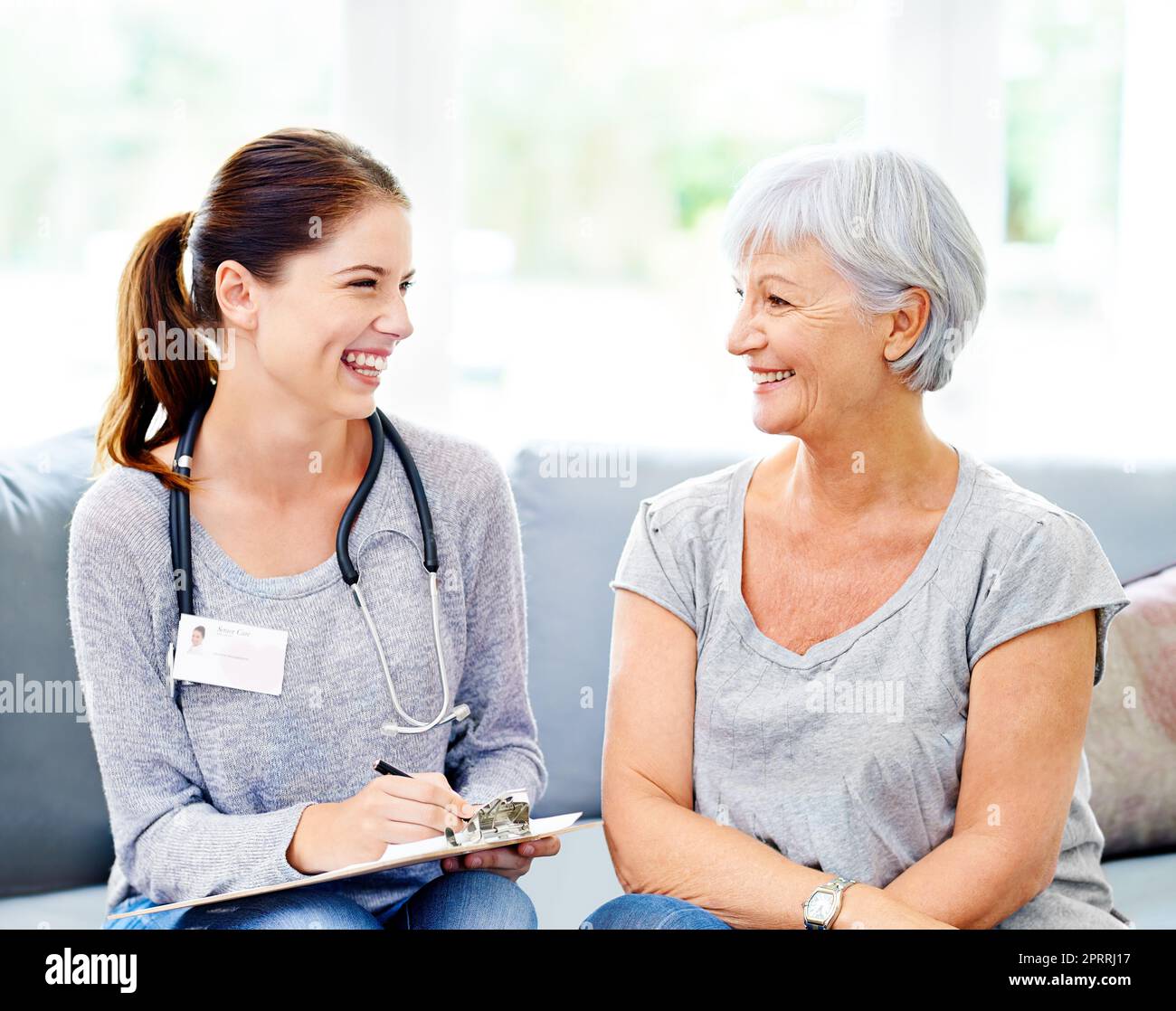 Estás en buena salud. Un médico le explica los resultados positivos de la prueba a un paciente senior sonriente. Foto de stock