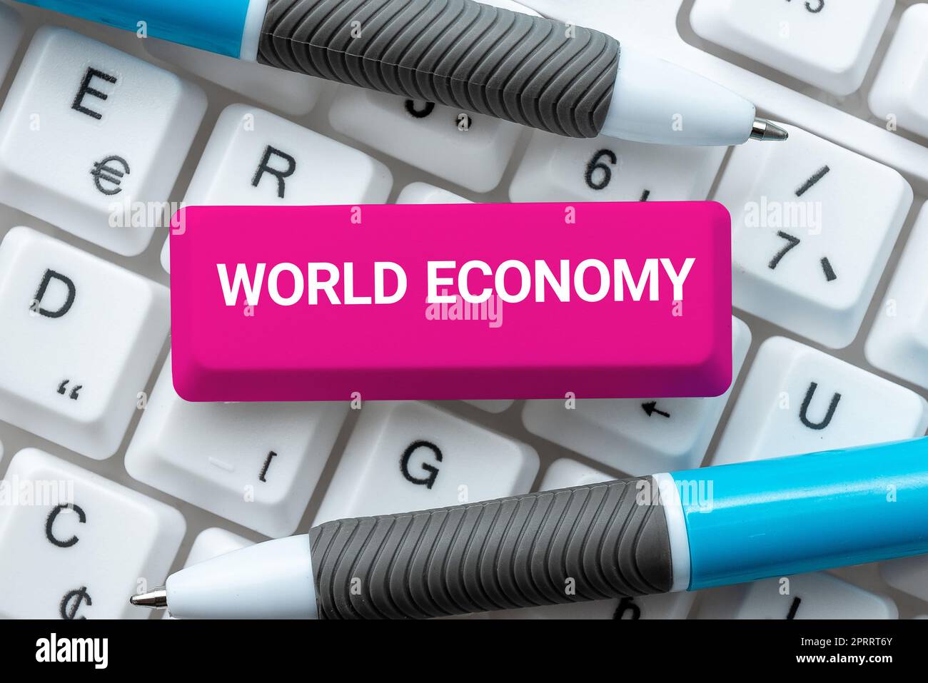 Escritura a mano signo de la Economía Mundial. Foto conceptual Global Worldwide Mercados internacionales cambio de moneda Foto de stock