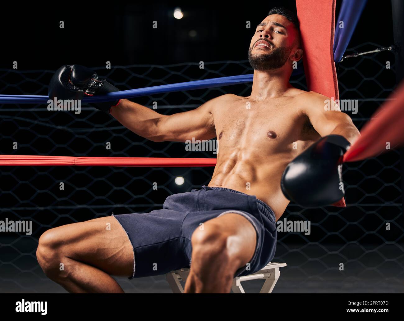 Hombre Con Lesión En El Cuello Viendo Boxeo En Casa Imagen de archivo -  Imagen de hombre, cuerda: 203169035