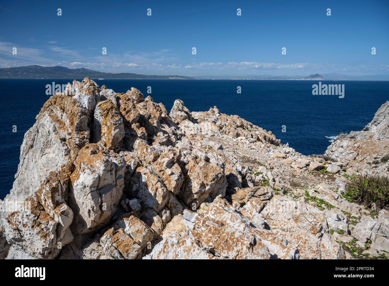 Vistas del Peñón de Gibraltar desde Punta Leona. Foto de stock
