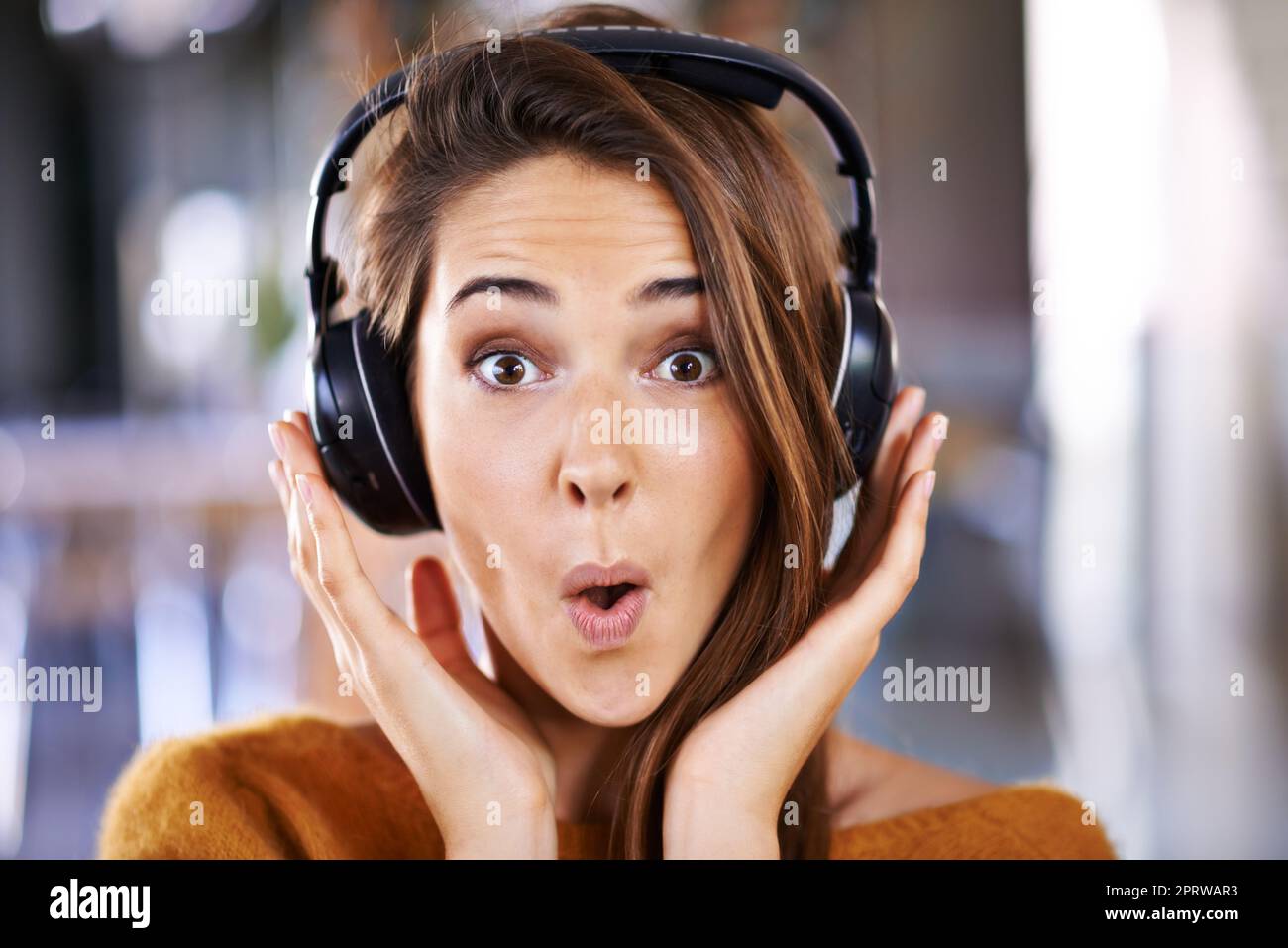 Ooh es mi canción favorita. Hermosa mujer joven escuchando música en casa. Foto de stock