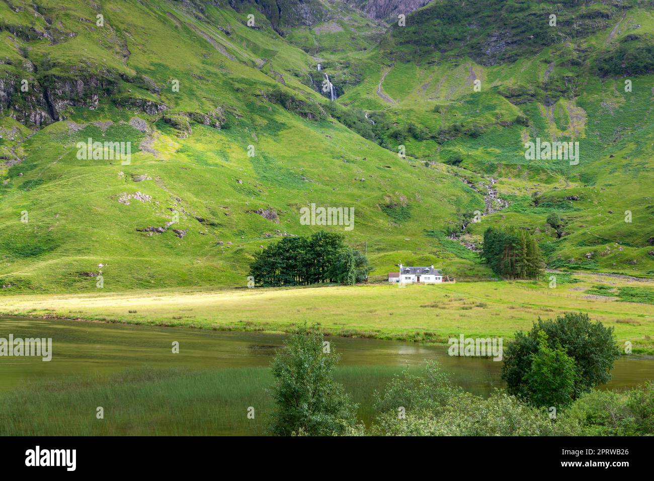 Lone casa escocesa en el valle de Glencoe, Highlands de Escocia, Reino Unido Foto de stock