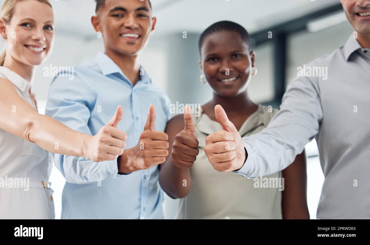 Pulgares para arriba, gente de negocios o éxito global en el trabajo en equipo, la colaboración y el apoyo de los empleados. Sonrisa retrato de hombres felices, mujeres y manos de diversidad con agradecimiento, voto emoji y motivación para el objetivo Foto de stock