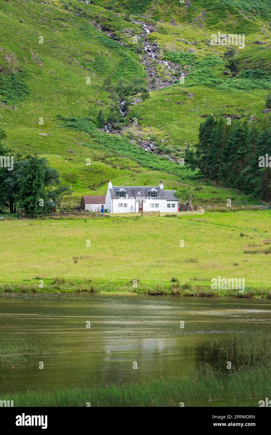 Lone casa escocesa en el valle de Glencoe, Highlands de Escocia, Reino Unido Foto de stock
