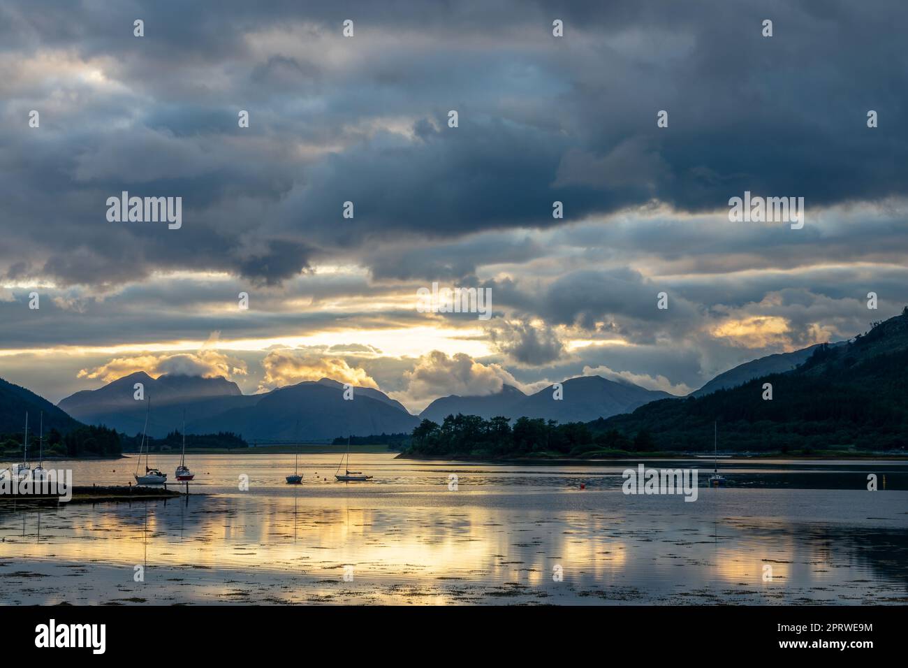 Paisaje escénico del lago Linnhe al atardecer cerca de Glencoe en las tierras altas de Escocia, Reino Unido Foto de stock