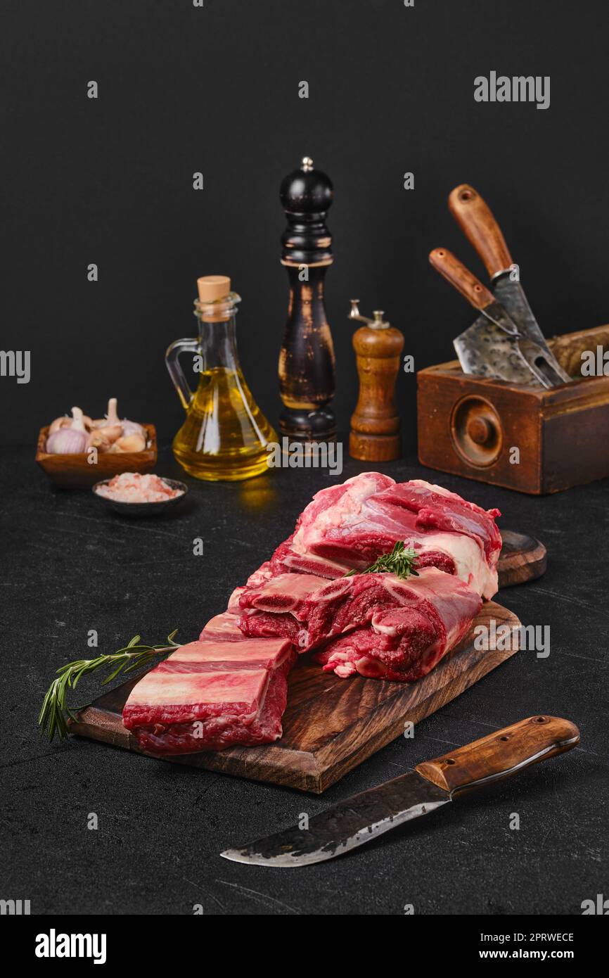 Costillas cortas de ternera fresca cruda en la tabla de cortar Foto de stock