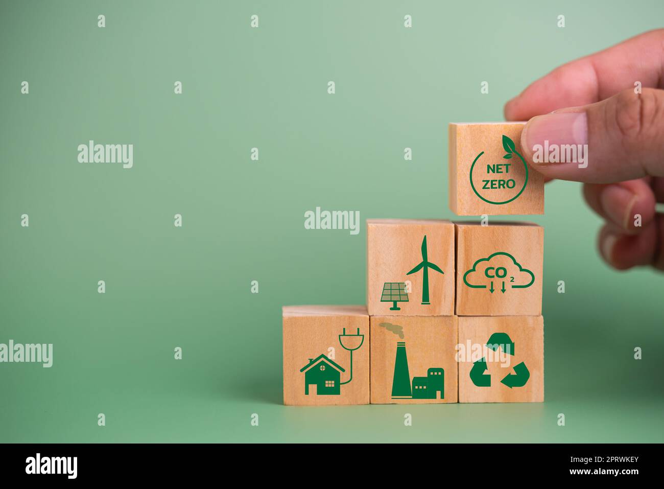 madera cubo bloque icono red cero carbono crédito y eco energía verde tecnología sobre fondo verde. Foto de stock