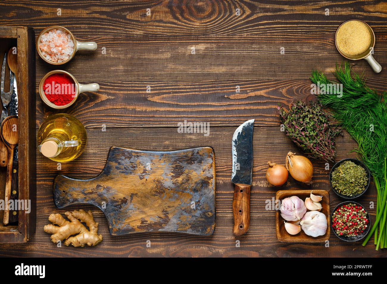 Concepto culinario. Vista superior de mesa de cocina de madera con tabla de  cortar vacía, especias, hierbas y utensilio. Espacio libre para texto o  receta Fotografía de stock - Alamy