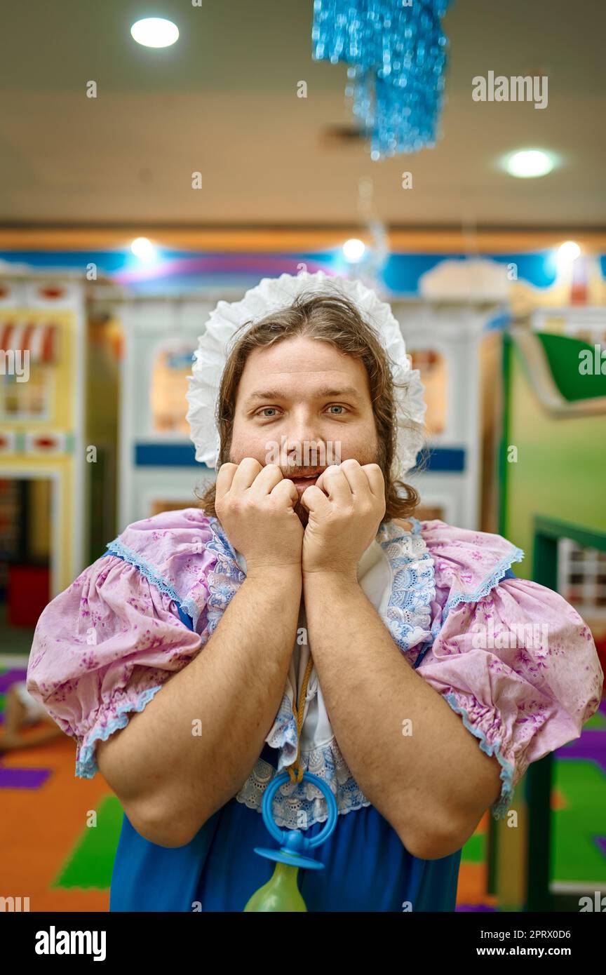 Hombre divertido como pequeño bebé jugando al mono Foto de stock