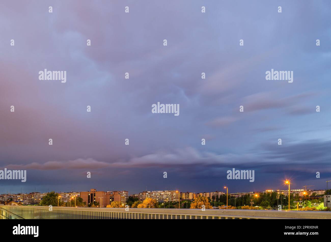Nubes de tormenta sobre la ciudad de Móstoles, España Foto de stock