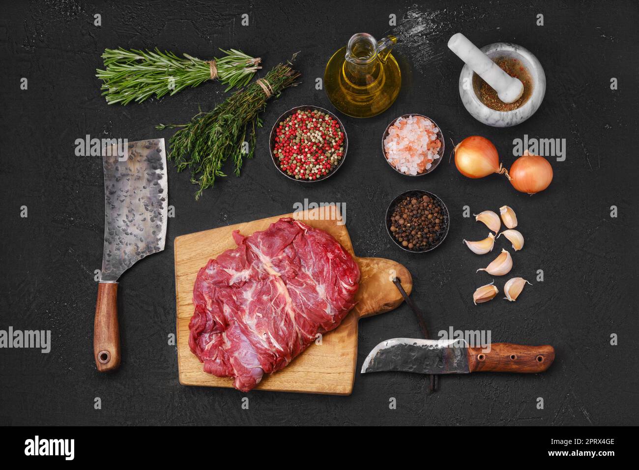 Vista superior de carne de cordero sin hueso cruda en la tabla de cortar Foto de stock