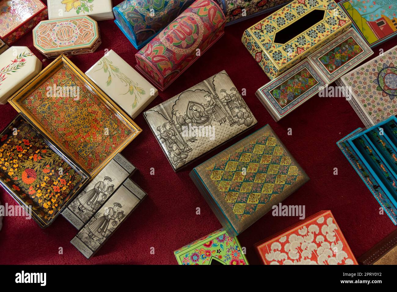 Srinagar, India 27 de abril de 2023, los artículos de Paper Mache completados se muestran en