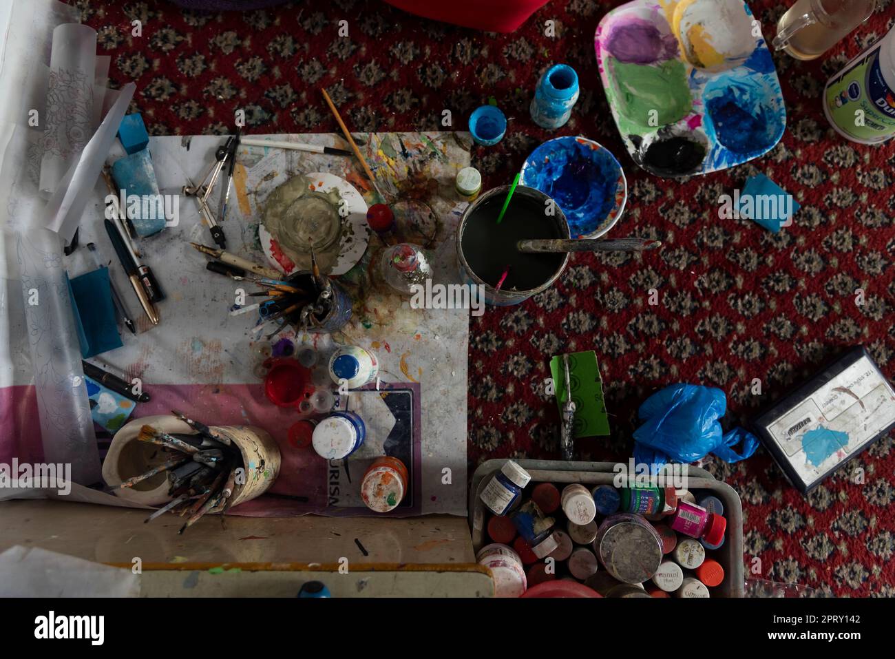 Pinceles y colores utilizados en la decoración Paper Mache vistos en un taller en Srinagar