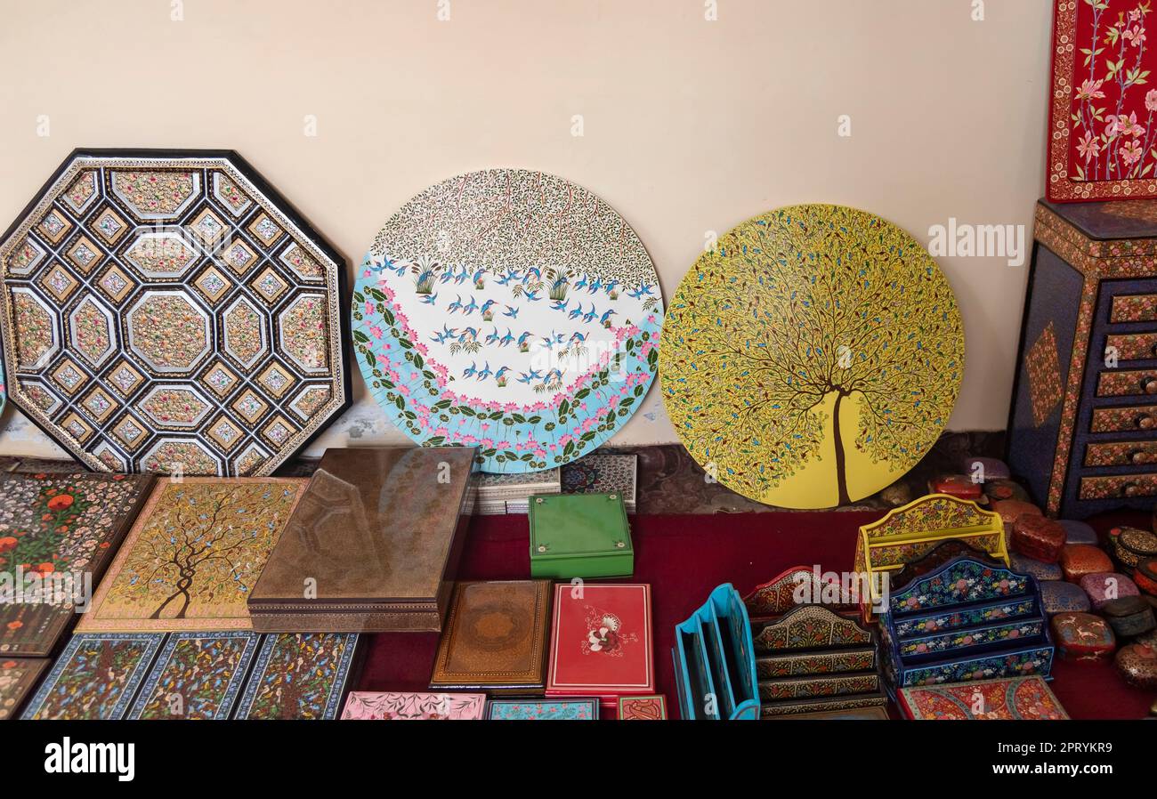 Srinagar, India 27 de abril de 2023, los artículos de Paper Mache completados se muestran en