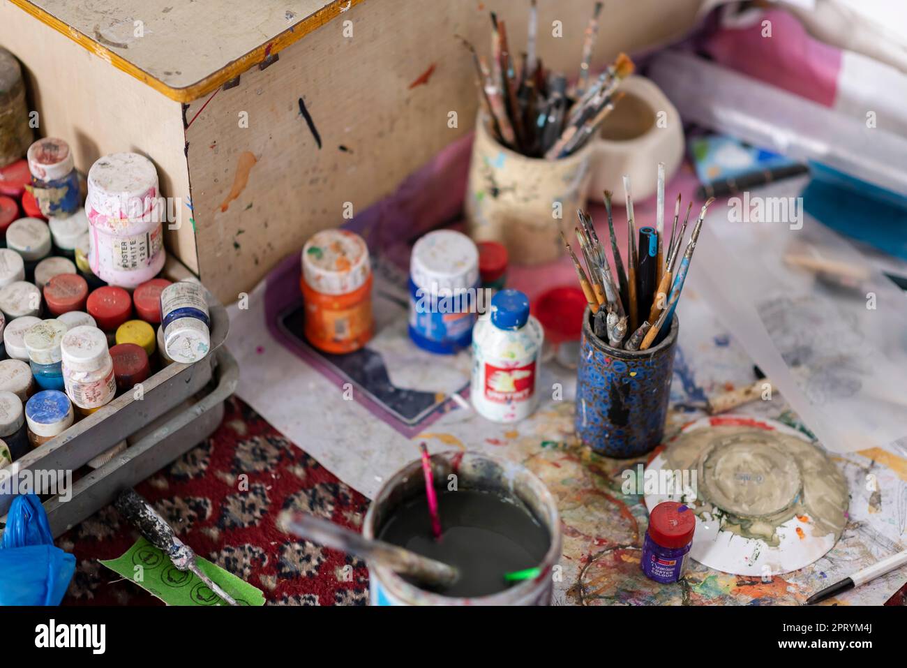 Pinceles y colores utilizados en la decoración Paper Mache se ven en un taller en Srinagar