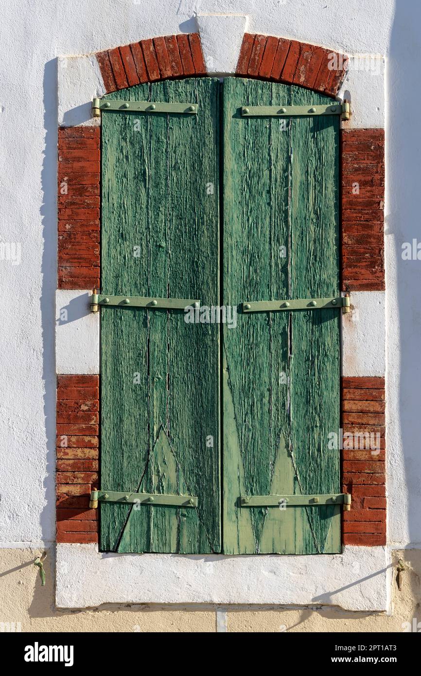 Persianas verdes cerradas en el pueblo francés de Bize-Minervois en el departamento de Aude Foto de stock