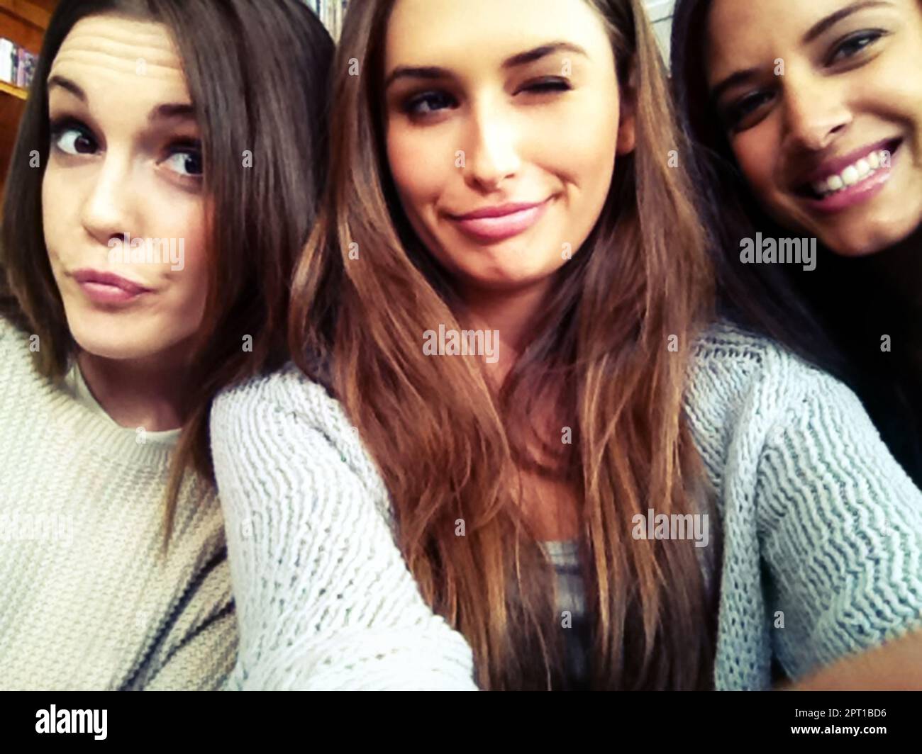 Bellezas jóvenes. Tres hermosas mujeres jóvenes tomando un selfie Foto de stock