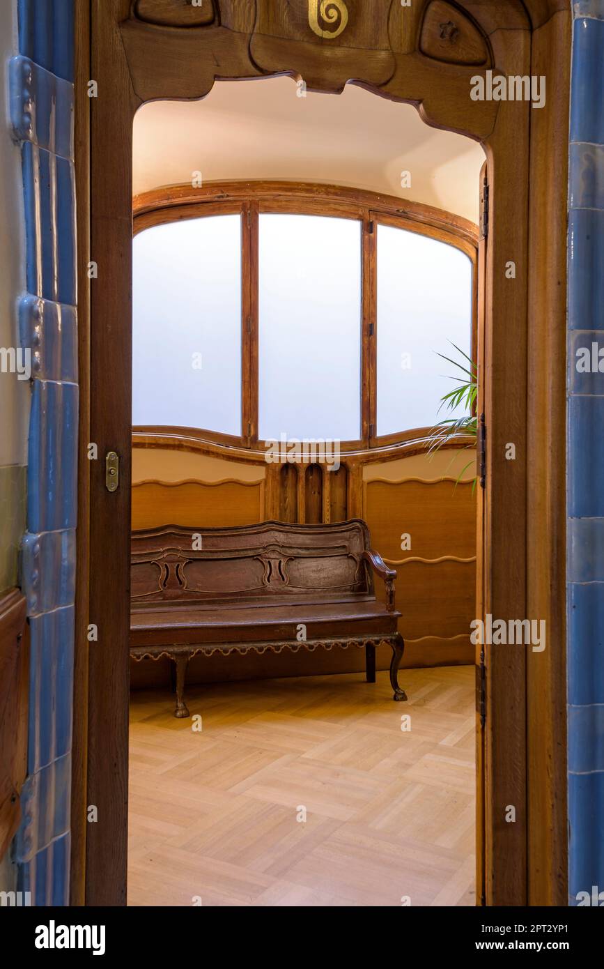 Puerta y banco de madera en la entrada de un piso decorado con muebles  modernistas en Casa Batlló (Barcelona, Cataluña, España Fotografía de stock  - Alamy