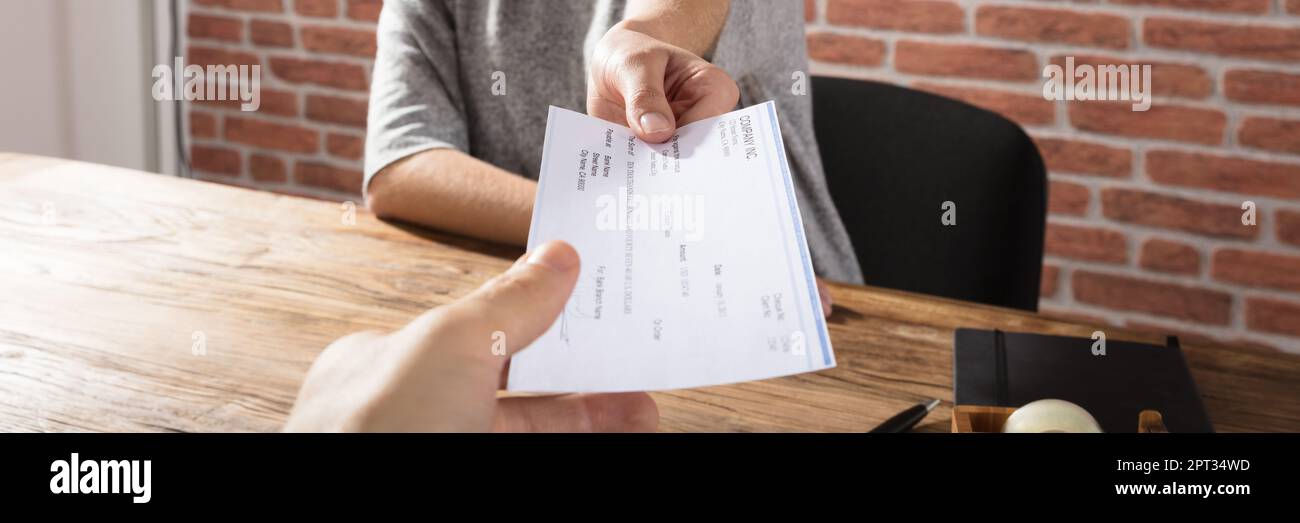Mujer dando cheque de nómina. Compensación salarial o cheque de pago  Fotografía de stock - Alamy