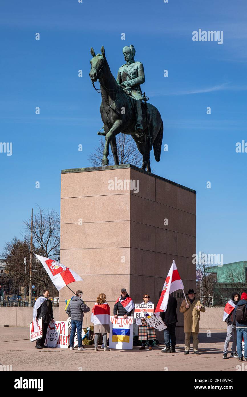 Manifestantes bielorrusos en la estatua ecuestre del mariscal Mannerheim en un soleado día de primavera en Helsinki, Finlandia Foto de stock