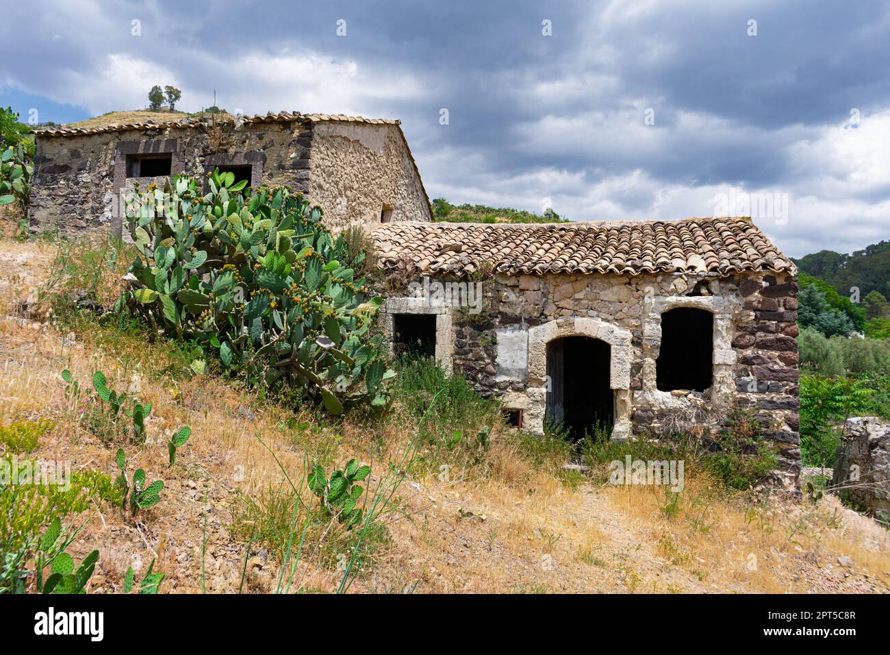 Edificios abandonados del pueblo Foto de stock